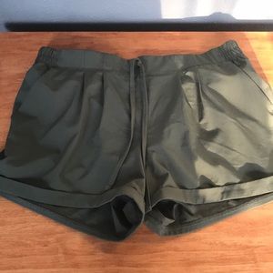 ZYIA. Summer shorts olive large